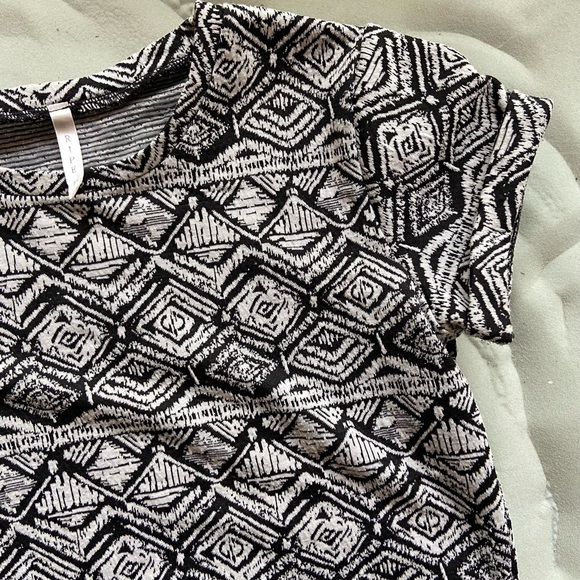 Patterned crop top, short sleeved. So cute! - Picture 3 of 6